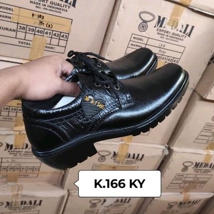 Sepatu kulit pria Medali tali hidup tampil lebih keren