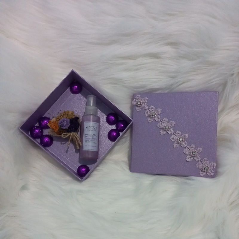 

purple exclusive gift box, kado perfume box ungu, seserahan pernikahan, bingkisan ulang tahun, hadiah wisuda, coklat praline