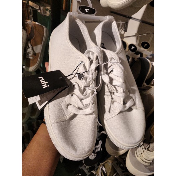 SEPATU SNEAKERS RUBI WHITE