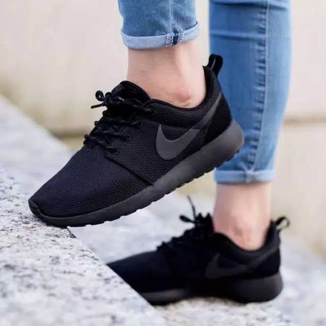 nike roshe run triple black