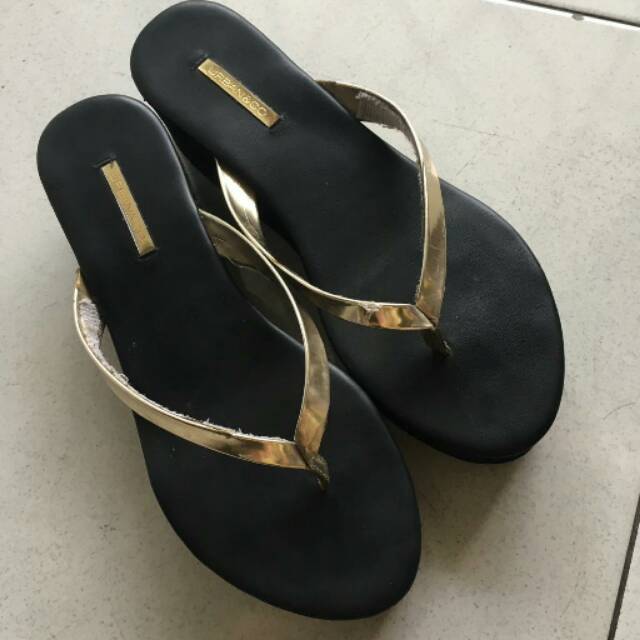 Sendal wedges Urban & co black gold
