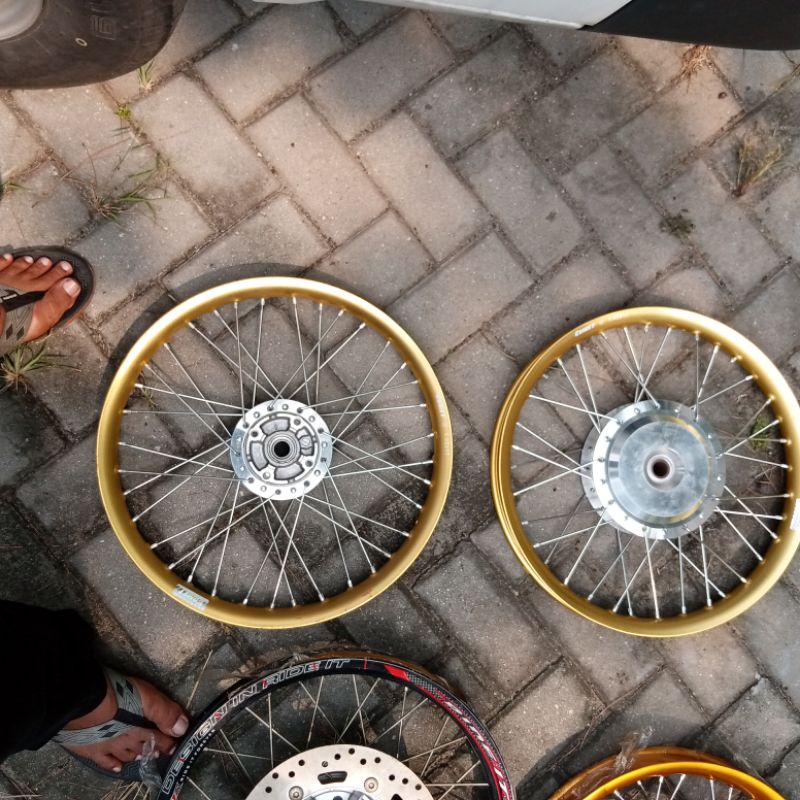 velg jari jari beat karbu beat fi scoopy lama  comet sepaket siap pasang ukuran 140x17 gigi tromol.2