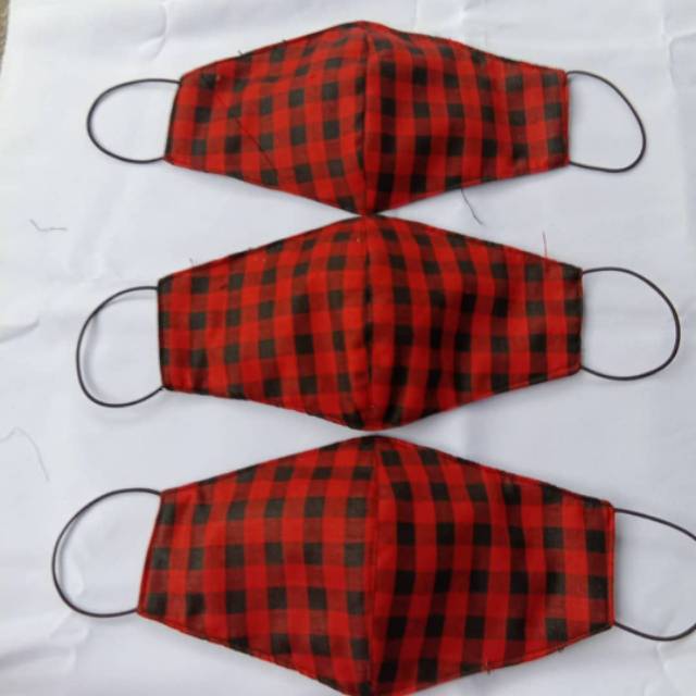 Masker kain 3 lapis bahan katun motif kotak merah besar