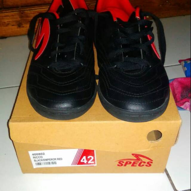 2PASANG SEPATU FUTSAL SPECS dan TMAX.