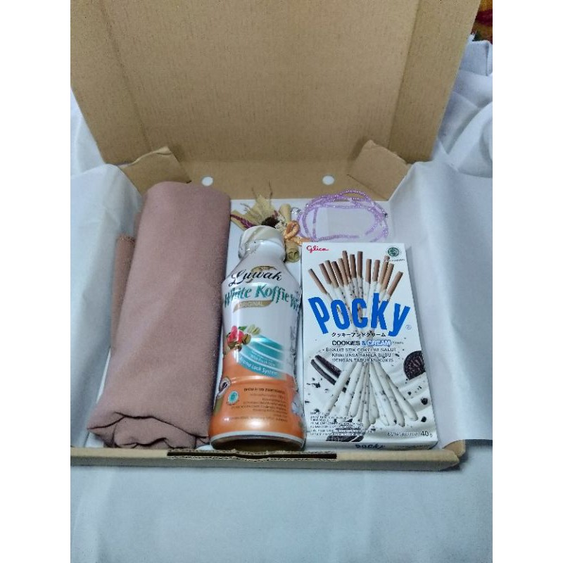 

HAMPERS BOX HIJAB & SNACK / HAMPERS BIRTHDAY