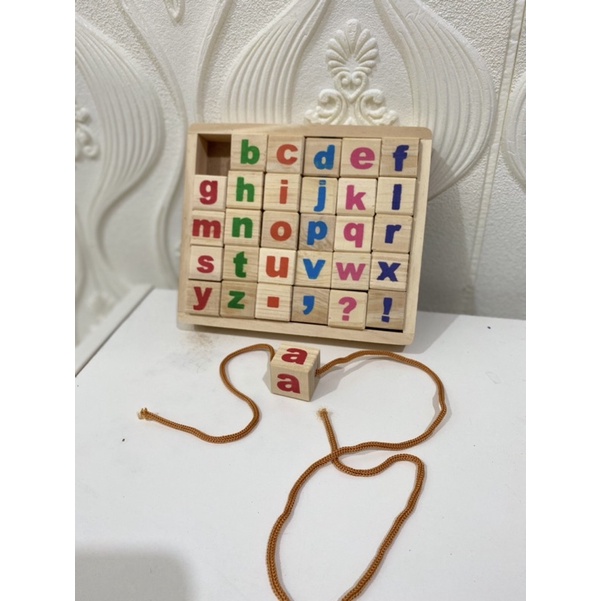 

Meronce kayu huruf kecil