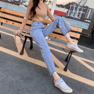 Celana Jeans Wanita Model High Waist Dengan Potongan Lurus Celana Jeans Wanita Model High Waist Dengan Potongan Lurus