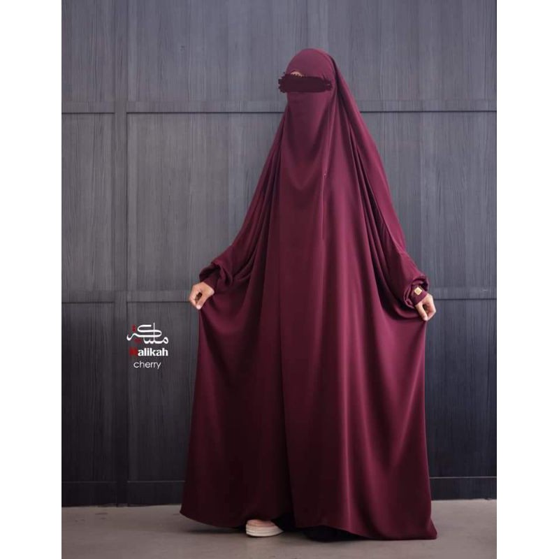 overhaed Mia malikah