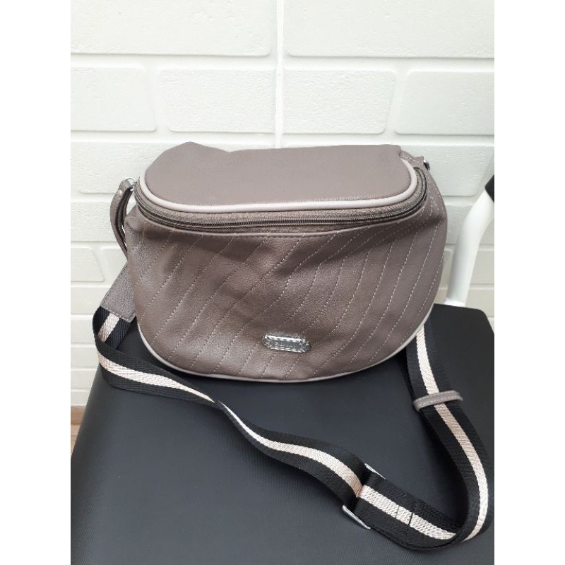Preloved Elizabeth tas slempang / sling bag waistbag