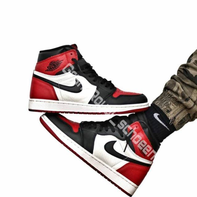 NIKE AIR JORDAN 1 MID CHICAGO BLACK TOE
