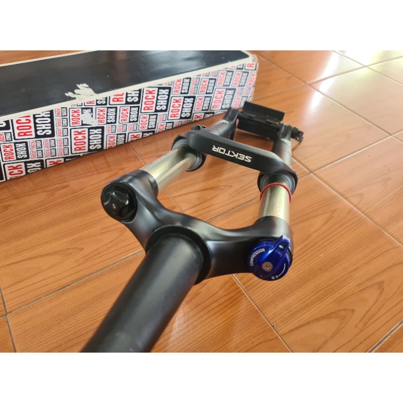 Fork 27.5 Rockshox Sektor RL Gold Travel 140mm Solo Air . Suspensi Depan 140 mm angin Ta 15 x 100 mm