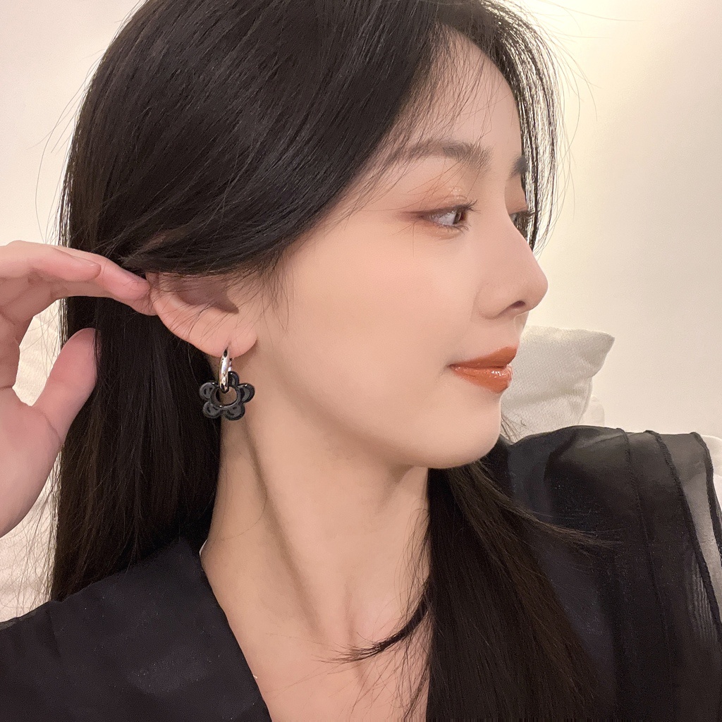 Anting Tusuk Motif Bunga Warna Hitam Untuk Wanita