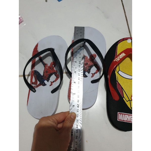 Preloved Sandal Jepit Anak karakter marvel. spiderman dan iron man. Bekas