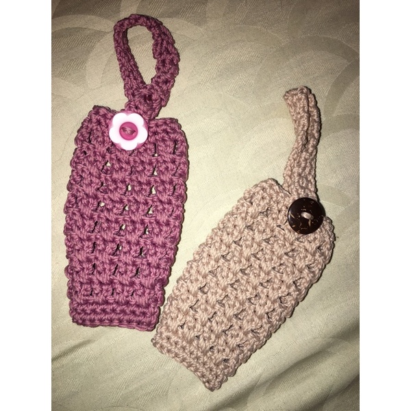 Gantungan hand sanitizer rajut