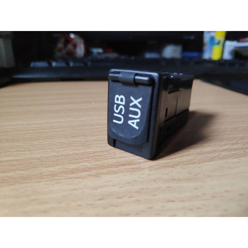 New usb aux switch avanza veloz, yaris, vios, innova, fortuner TANPA SOKET KABEL untuk part