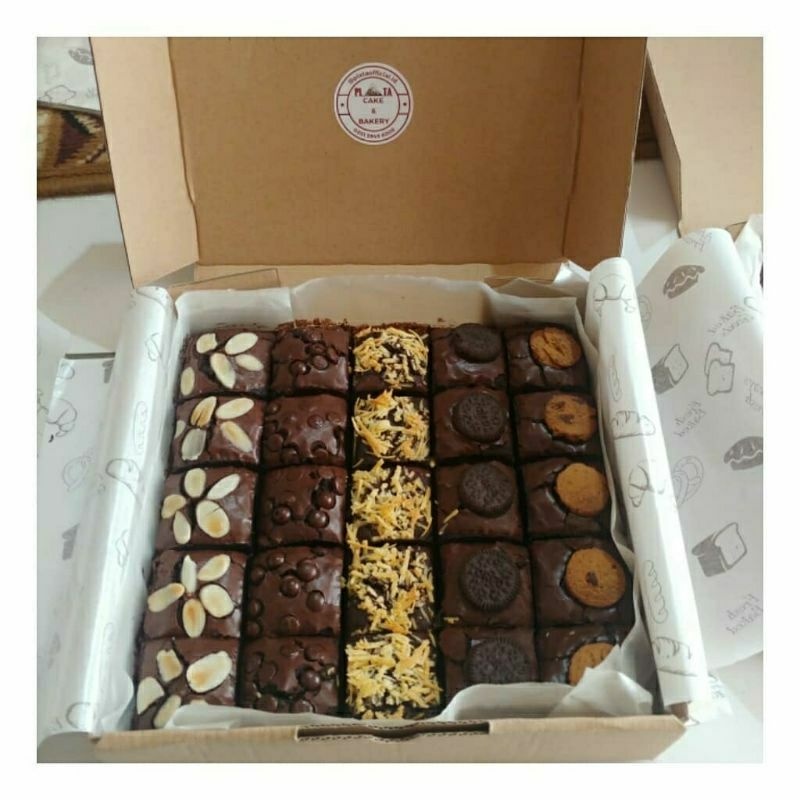 

Fudgy Brownies Shiny Crust Sekat Box 20x20