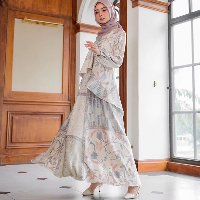 Rumi Dress wearing klamby
