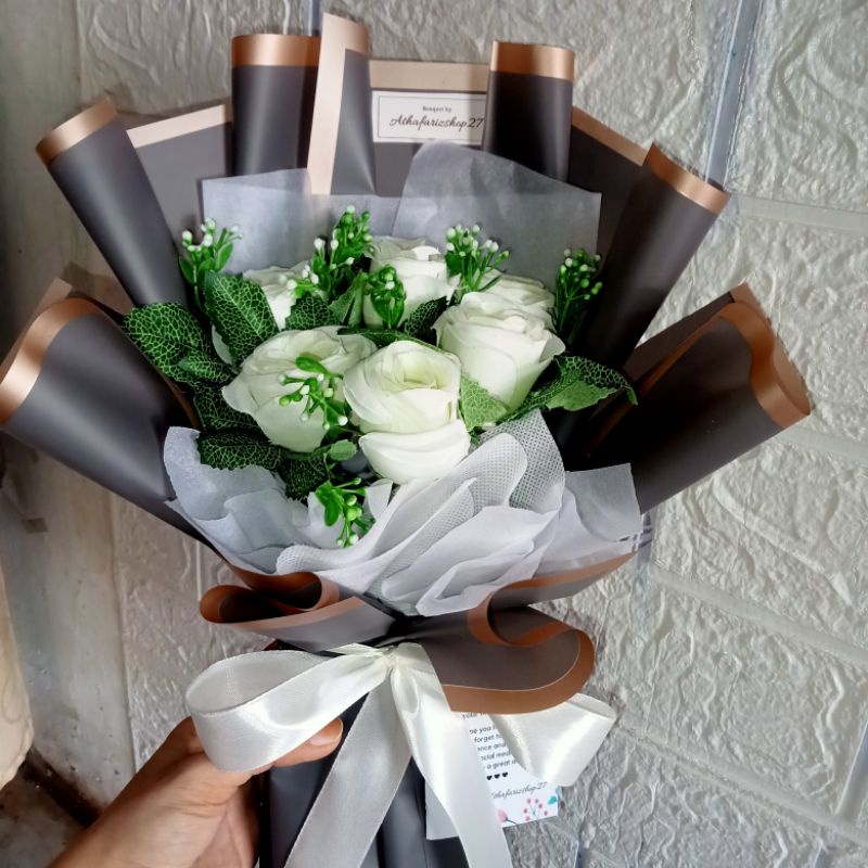 

Promo 7.7 Bucket bunga mawar + lampu (bunga artificial)