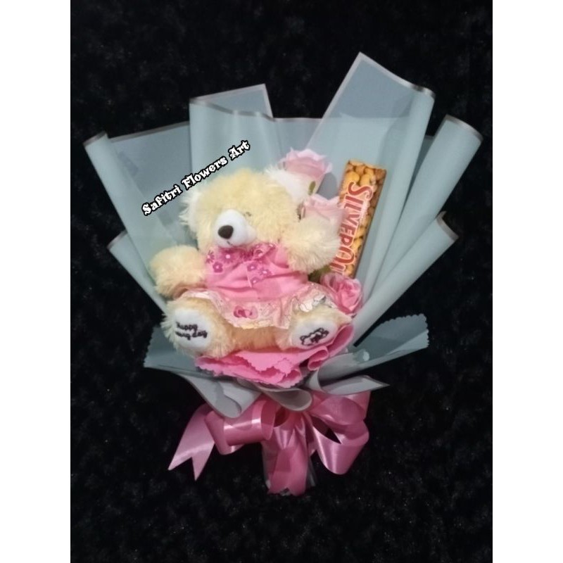 Buket Boneka + Coklat + 3 mawar artificial (palsu) / Bulet Wisuda/ Ultah / Valentin