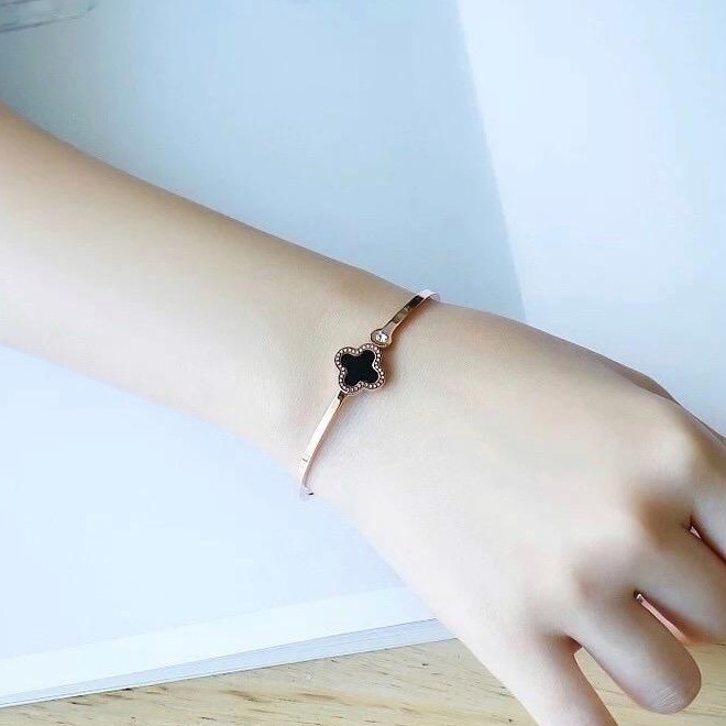 Gelang Bracelet Wanita Aksesoris Titanium Korea Cocok Hadiah GK107 motif clover elegant hitam