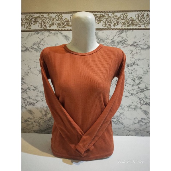 kaos lengan panjang merah bata