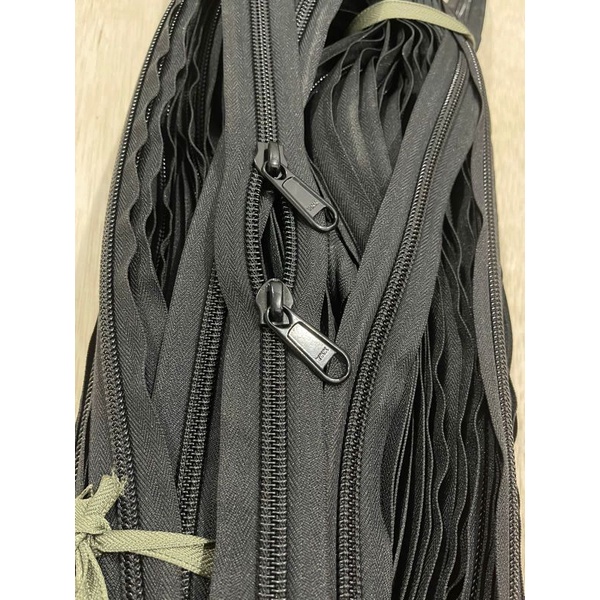 RJ8 DAUN ZIPPER #10 YKK METERAN HITAM + 2 KEPALA