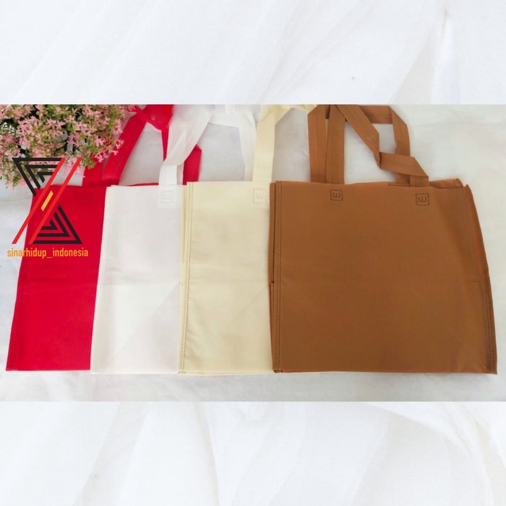 

Goodie Bag Tas Belanja Model jahit 25 ukuran 32x27x26 Spunbond Tote Bag Press Tali Souvenir Weding Hajatan Perlusin ( 12 Pcs )