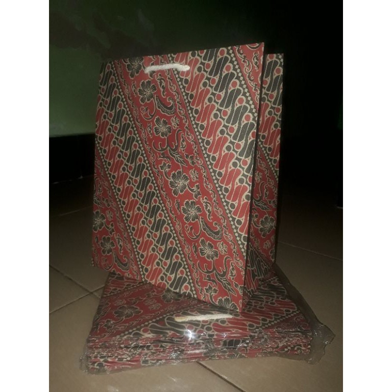 

Paper bag batik murah warna merah ukuran 20 x 12 x 25 cm