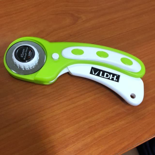 

PROMO LDH ROTARY CUTTER COMFORT 45MM - PEMOTONG KAIN