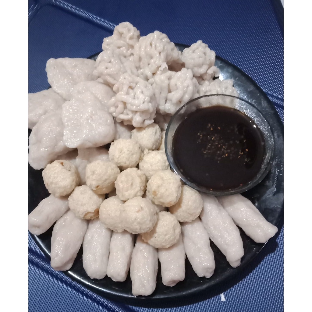 

Pempek kecil isi 30 buah (campur) + cuka kental Rp. 100.000,-