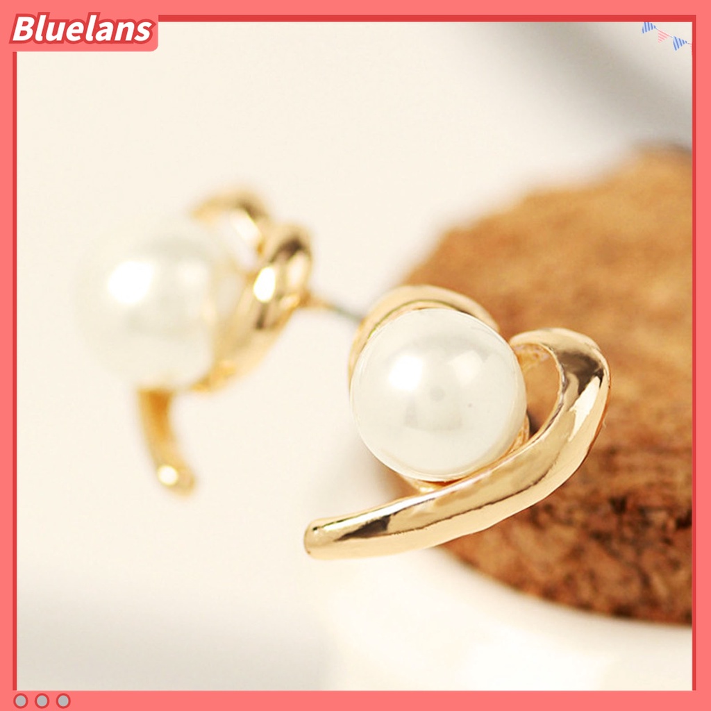 1 Pasang Anting Stud Bentuk Hati Aksen Mutiara Imitasi Bahan Alloy Gaya Elegan Untuk Harian