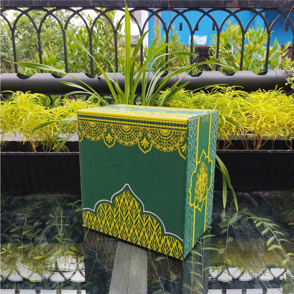 

PAKET 20 PCS KARDUS BOX MOTIF HIJAU 30X20X33