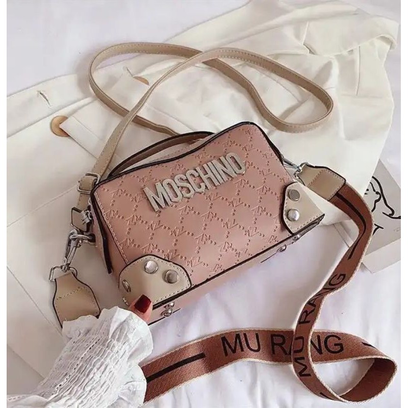 

Kode ELJ 5512IDR : 152 rbBahan : Kulit PUukuran: 14 x 20 x 11cm