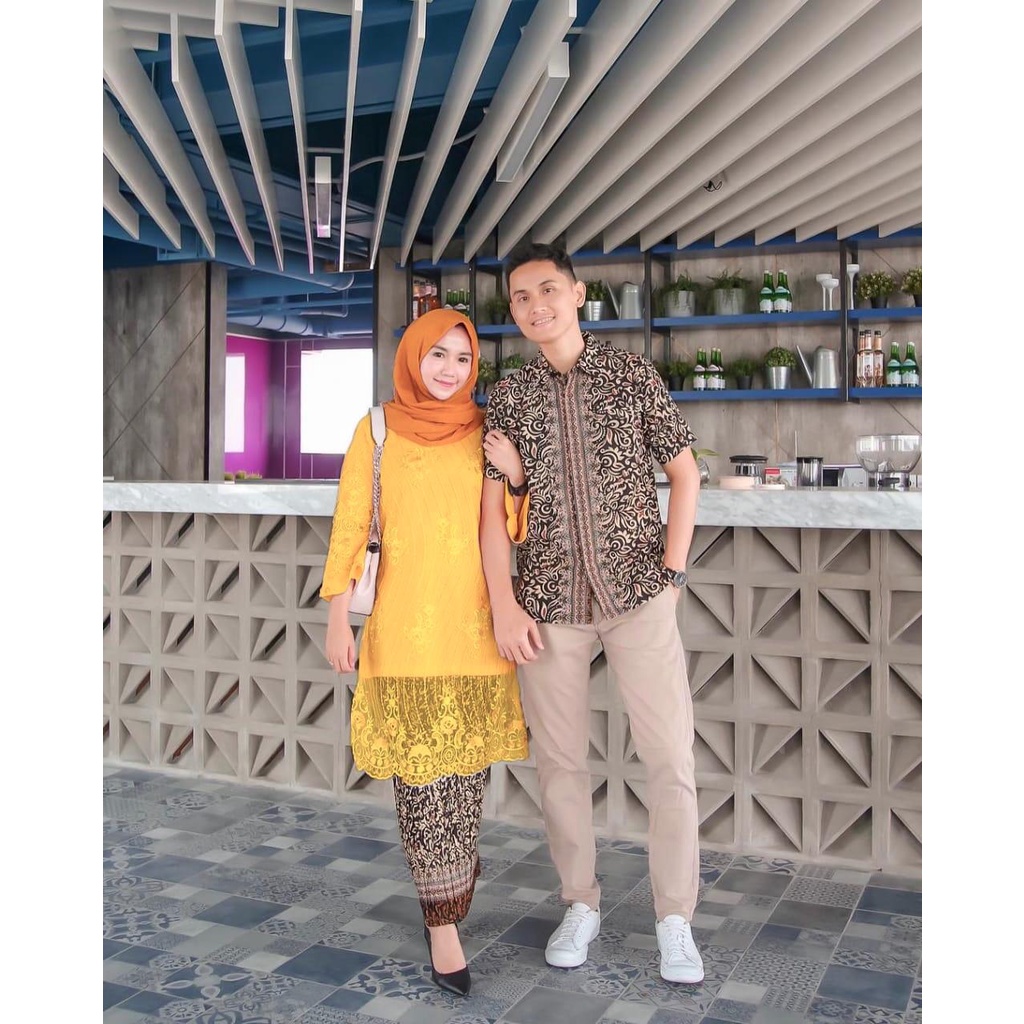 [Ready Jumbo] Couple Kebaya Terbaru Modern Brokat Kemeja Batik Amelia Murah Pasangan Lamaran Baju Sarimbit Pasangan Pria Wanita Batik Kebaya Couple Wisuda Tunik Kebaya Velvet Mix Mutiara Payet Mote Jahit Tangan Kekinian