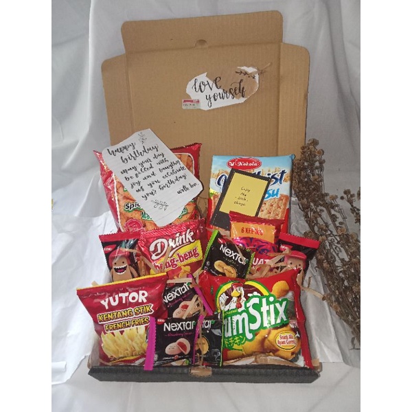

HAMPERS SNACK ULANG TAHUN/ WISUDA/ ANNIVERSARY MURAH DAN AESTHETIC