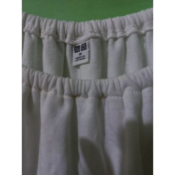 PRELOVED UNIQLO WHITE SABRINA CROP BLOUSE (ATASAN CROP SABRINA WARNA PUTIH)