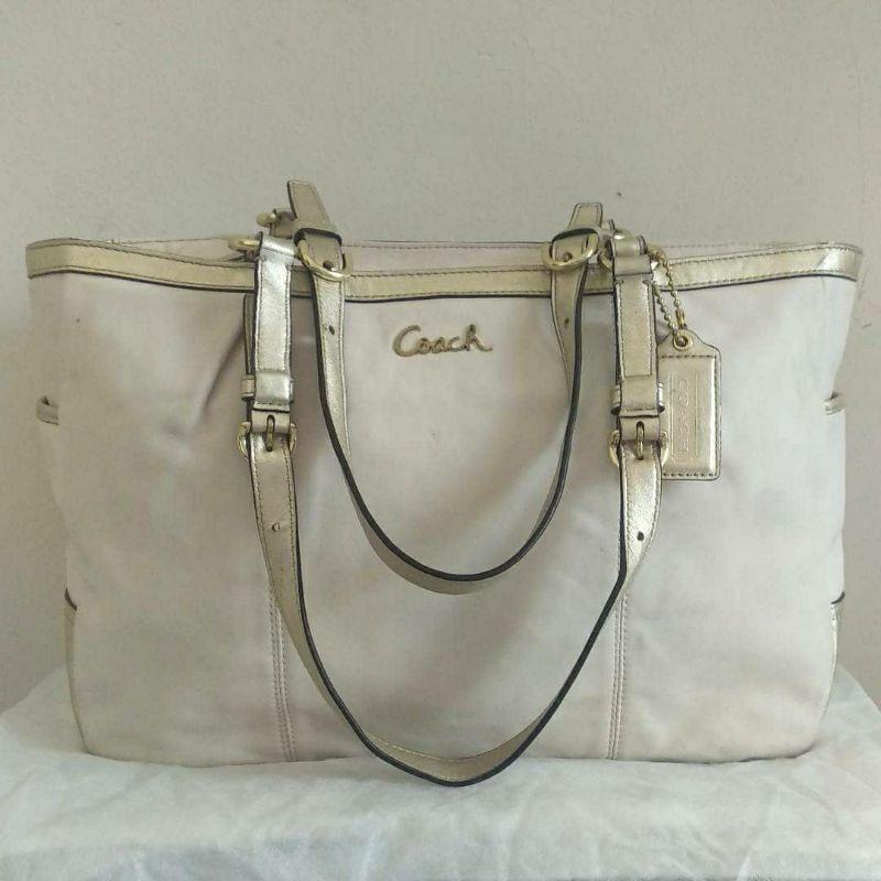 Turun harga coach gallery offwhite-gold tote bag second