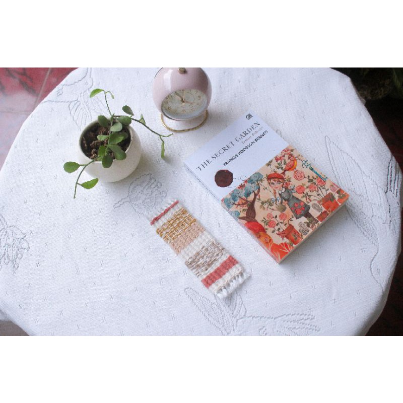 

Peach bookmark pembatas buku