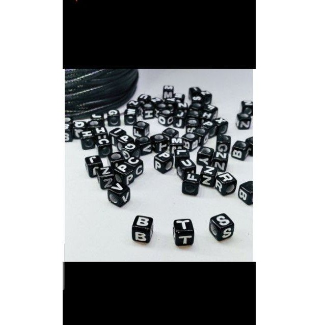 

Manik manik huruf kotak hitam putih