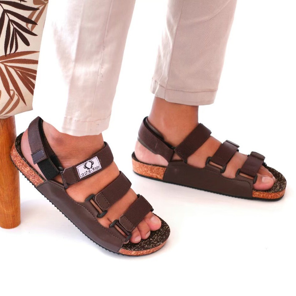 DAICHI BROWN ORIGINAL x KOJO Sandal Casual Coklat Pria Sendal Slide Jalan Santai Harian Hangout Main Slop Kerja Formal Kondangan Lebaran Selop Remaja Dewasa Bapak Bapak Orang Tua Semi Kulit Premium Distro Footwear Ban Tali 3 Strap Keren Terbaru Branded