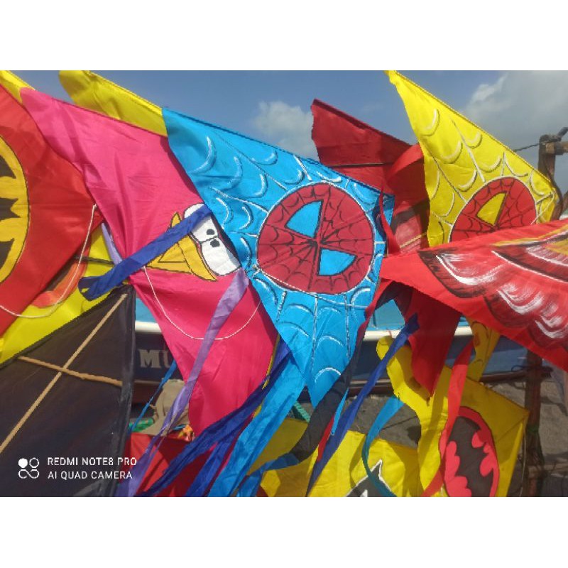 layangan segi tiga motif spiderman dan badman layang layang kain