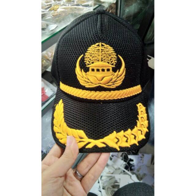 Topi hitam dan topi keki untuk pns