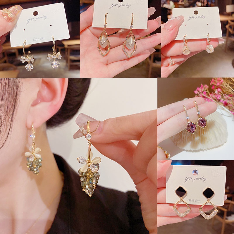 Anting Kait Gantung Temperament Desain Bunga Hias Opal + Kristal Gaya Trendy / Korea / Simple / Retro Untuk Wanita