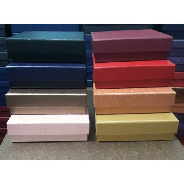 

Kotak kado jb 6 /uk. 35x25 tinggi : 13cm // Menerima pembuatan box Custom