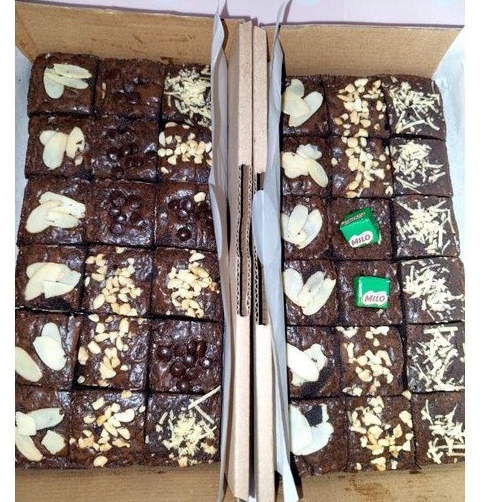 

BROWNIES FUDGY DRAK COKLAT ISI 18 SEKAT/BRWONIES PANGGANG COKLAT PREMIUM
