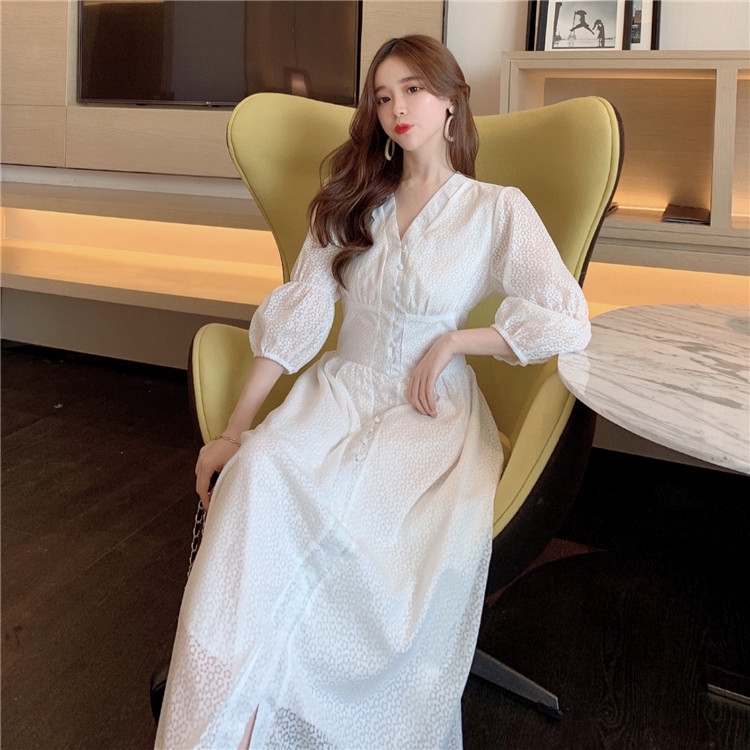  Gaun  Wanita dengan Model  Lengan Puff dan Warna Putih 