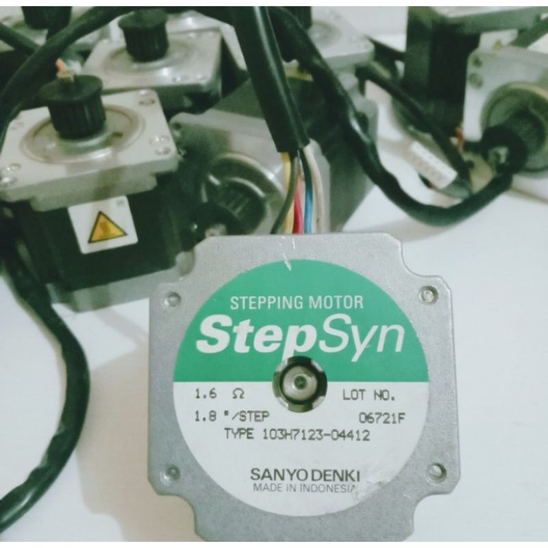 STEPPING MOTOR SANYO DENKI DC 1'6 ohm - 1'8deg/step bipolar 6wire