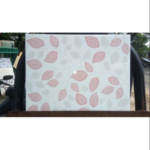  Keramik  dinding kamar  mandi  atau dapur warna  pink  motif  