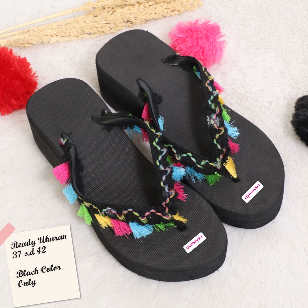 Sandal wedges RUMBAI spon wanita terbaru dengan aksesoris rumbai atau pom pom dengan tinggi 6 cm | sendal cewek kekinian kualitas import harga terjangkau cenderung murah | weges cewe terbaru ready warna hitam only