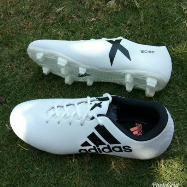 Sepatu bola adidas X
